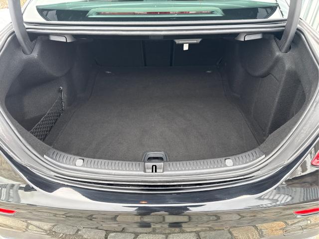 Mercedes-Benz / E-Klasse Limousine / Schwarz / / / 