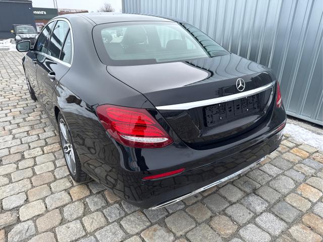Mercedes-Benz / E-Klasse Limousine / Schwarz / / / 