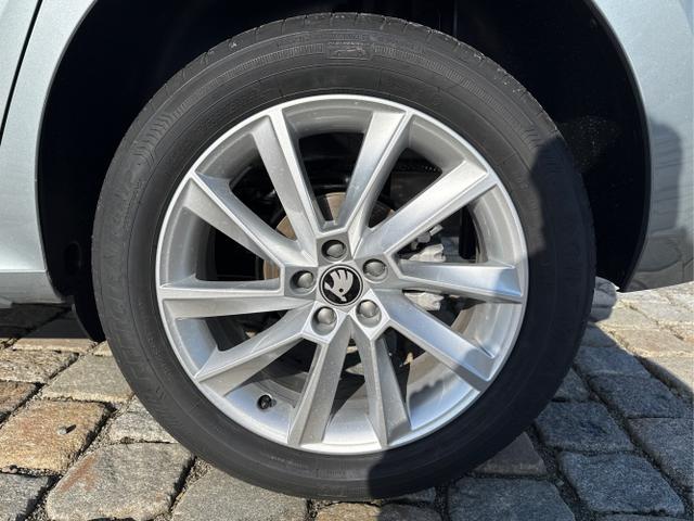 Skoda / Kamiq / Silber / / / , Bild dient zur Illustration und zeigt aufpreispflichtige Sonderausstattung. "Die Herstellergarantie beginnt bei EU-Fahrzeugen bereits bei Auslieferung vom ausl&auml;ndischen Lieferanten und kann um mehr als 14 Tage verk&uuml;rzt sein.