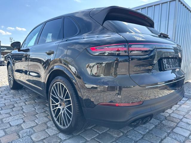Porsche / Cayenne / Schwarz / / / 