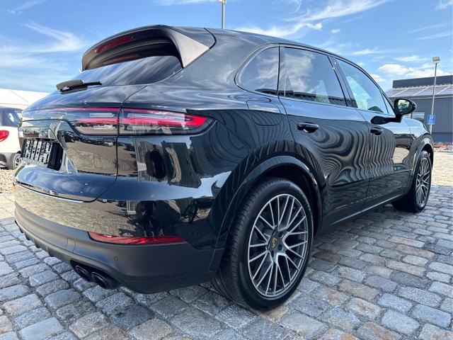Porsche / Cayenne / Schwarz / / / 