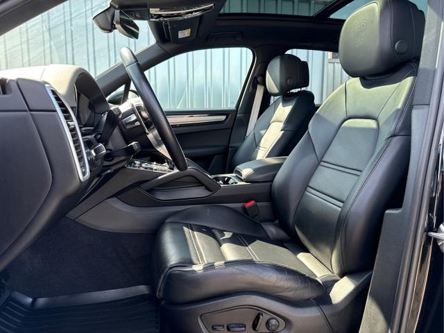 Porsche / Cayenne / Schwarz / / / 
