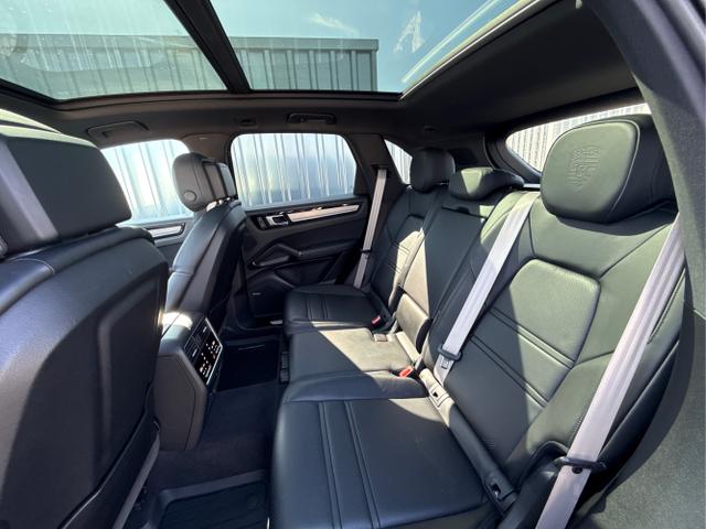 Porsche / Cayenne / Schwarz / / / 