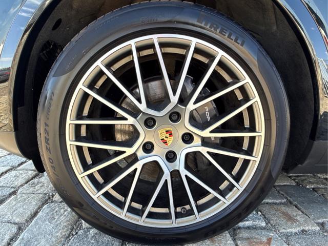 Porsche / Cayenne / Schwarz / / / 