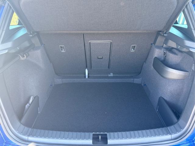Skoda / Karoq / Blau / / / , Beispielbilder, ggf. teilweise mit Sonderausstattung