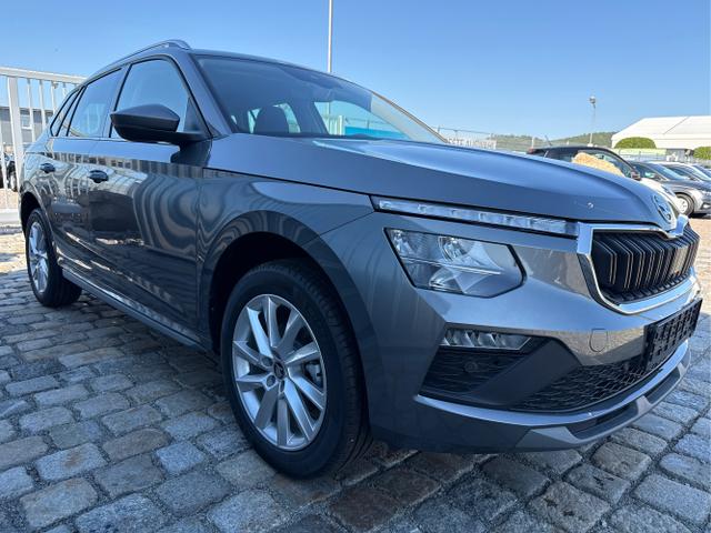 Skoda / Kamiq / Grau / / / 130 Jahre Premium Edition 1.5 TSI 150 PS DSG Anh&auml;ngerkupplung-AppleCarPlay-AndroidAuto-Winterpaket-Alcantara-DAB-Tempomat-Totwinkelassist-Kamera-SunSet-el.Heckklappe-17''Alu-Sofort, Beispielbilder, ggf. teilweise mit Sonderausstattung