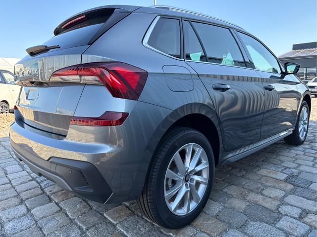 Skoda / Kamiq / Grau / / / 130 Jahre Premium Edition 1.5 TSI 150 PS DSG Anh&auml;ngerkupplung-AppleCarPlay-AndroidAuto-Winterpaket-Alcantara-DAB-Tempomat-Totwinkelassist-Kamera-SunSet-el.Heckklappe-17''Alu-Sofort, Beispielbilder, ggf. teilweise mit Sonderausstattung
