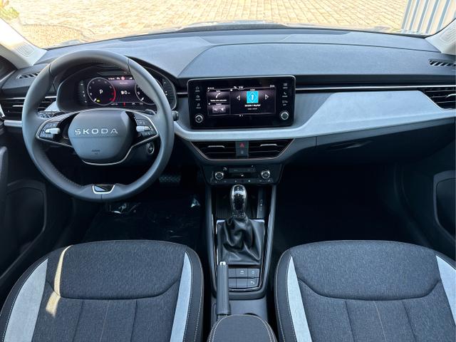 Skoda / Kamiq / Grau / / / 130 Jahre Premium Edition 1.5 TSI 150 PS DSG Anh&auml;ngerkupplung-AppleCarPlay-AndroidAuto-Winterpaket-Alcantara-DAB-Tempomat-Totwinkelassist-Kamera-SunSet-el.Heckklappe-17''Alu-Sofort, Beispielbilder, ggf. teilweise mit Sonderausstattung