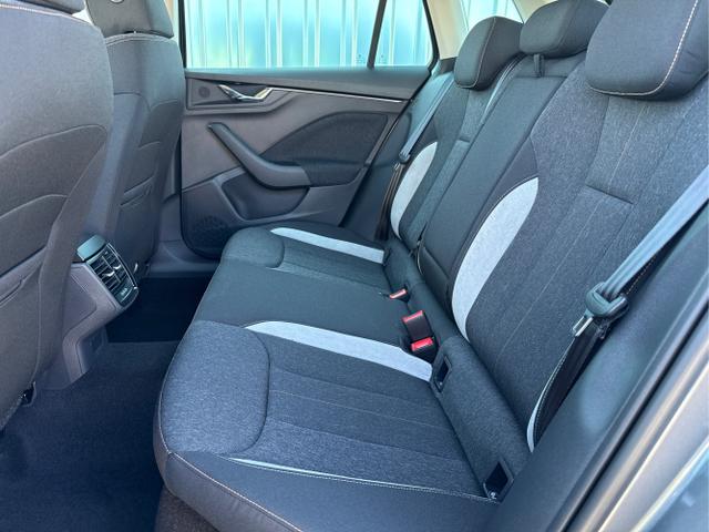 Skoda / Kamiq / Grau / / / 130 Jahre Premium Edition 1.5 TSI 150 PS DSG Anh&auml;ngerkupplung-AppleCarPlay-AndroidAuto-Winterpaket-Alcantara-DAB-Tempomat-Totwinkelassist-Kamera-SunSet-el.Heckklappe-17''Alu-Sofort, Beispielbilder, ggf. teilweise mit Sonderausstattung