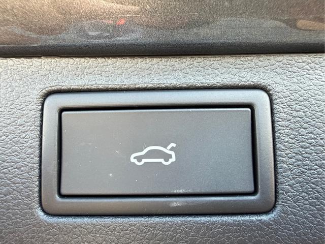 Skoda / Kamiq / Grau / / / 130 Jahre Premium Edition 1.5 TSI 150 PS DSG Anh&auml;ngerkupplung-AppleCarPlay-AndroidAuto-Winterpaket-Alcantara-DAB-Tempomat-Totwinkelassist-Kamera-SunSet-el.Heckklappe-17''Alu-Sofort, Beispielbilder, ggf. teilweise mit Sonderausstattung