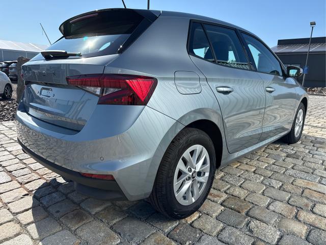Skoda / Fabia / Silber / / / , Bild dient zur Illustration und zeigt aufpreispflichtige Sonderausstattung. "Die Herstellergarantie beginnt bei EU-Fahrzeugen bereits bei Auslieferung vom ausl&auml;ndischen Lieferanten und kann um mehr als 14 Tage verk&uuml;rzt sein.