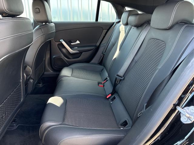 Mercedes-Benz / CLA Shooting Brake / Schwarz / / / 