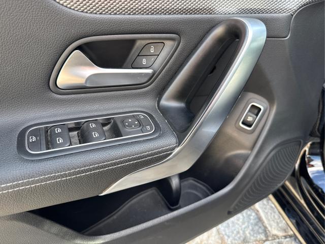 Mercedes-Benz / CLA Shooting Brake / Schwarz / / / 