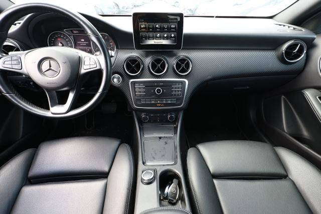 Mercedes-Benz GLA 180 DCT Leder ParkAs Tempomat LM17Z Klima 