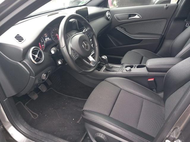 Mercedes-Benz A-Klasse Style A 180 PanoD ParkAs Nav SHZ LM16Z KeyLess 