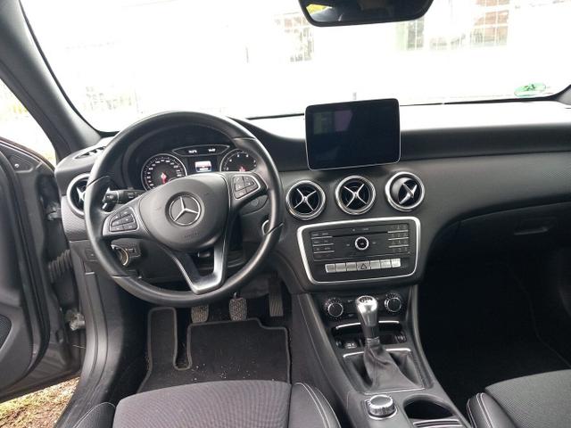 Mercedes-Benz A-Klasse Style A 180 PanoD ParkAs Nav SHZ LM16Z KeyLess 