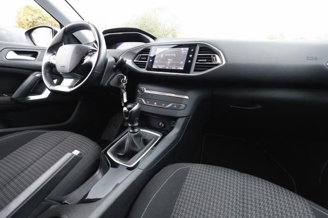 Peugeot 308 Active Pack 1.2 PT 130 SHZ PDC Klimaaut. 16Z 