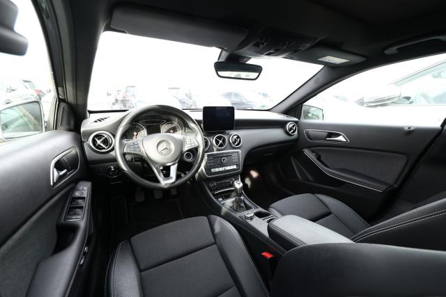 Mercedes-Benz A-Klasse Style A 180 PanoD ParkAs Nav SHZ LM16Z KeyLess 