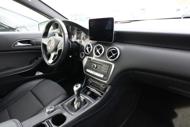 Mercedes-Benz A-Klasse Style A 180 PanoD ParkAs Nav SHZ LM16Z KeyLess 