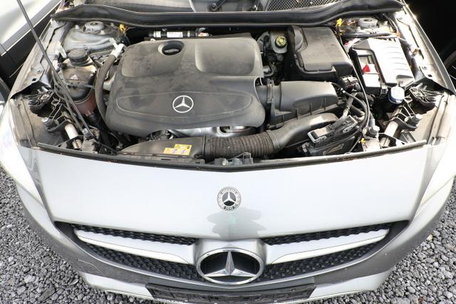 Mercedes-Benz A-Klasse Style A 180 PanoD ParkAs Nav SHZ LM16Z KeyLess 