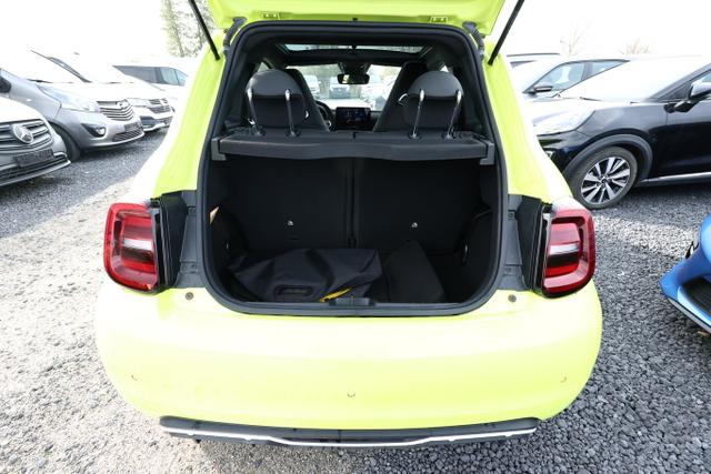 500e 42 kWh Turismo LED Pano Nav JBL SHZ Kam PDC 