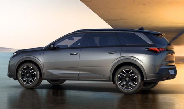 Peugeot 5008 GT MHEV 145 360° AHK Pano Massage Alcantara 