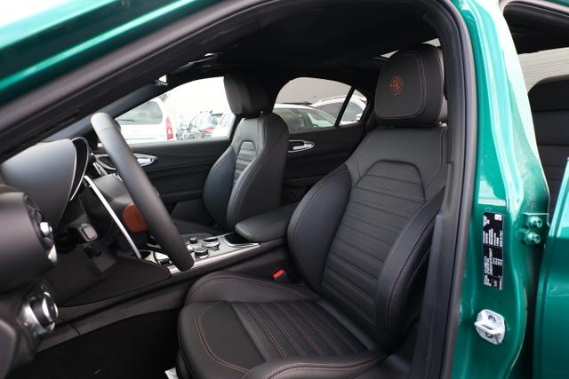 Alfa Romeo Giulia Intensa 2.2 D 210 AT8 Q4 Matrix Pano Nav 