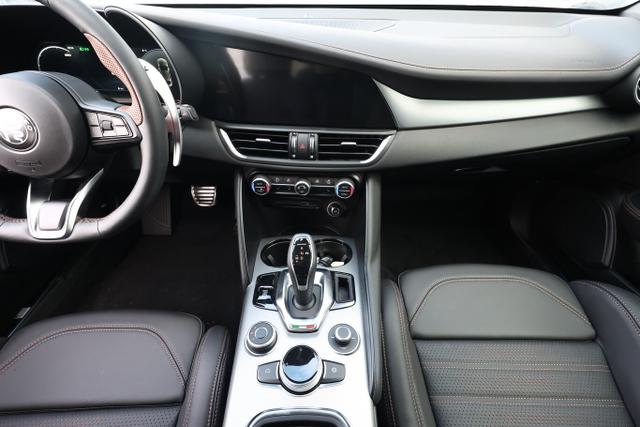 Alfa Romeo Giulia Intensa 2.2 D 210 AT8 Q4 Matrix Pano Nav 