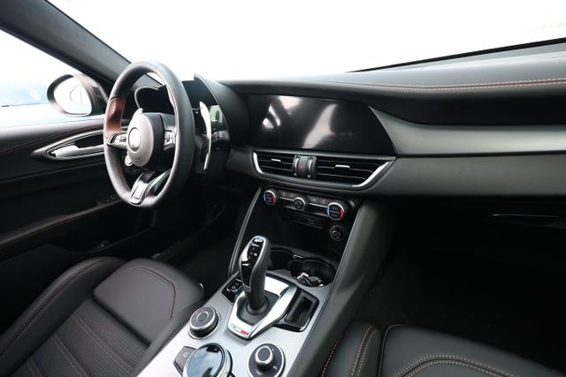 Alfa Romeo Giulia Intensa 2.2 D 210 AT8 Q4 Matrix Pano Nav 