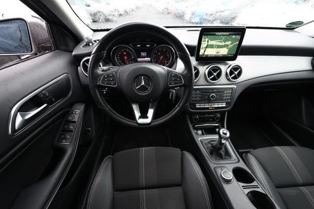 Mercedes-Benz GLA Urban 180 Pano Nav LED eHk ParkAs LaneAs 18Z 