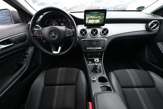 Mercedes-Benz GLA Urban 180 Pano Nav LED eHk ParkAs LaneAs 18Z 