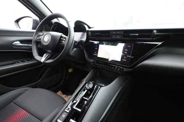 Junior Speciale Ibrida Nav LED LM18 elektr.Heckkl ACC SHZ 