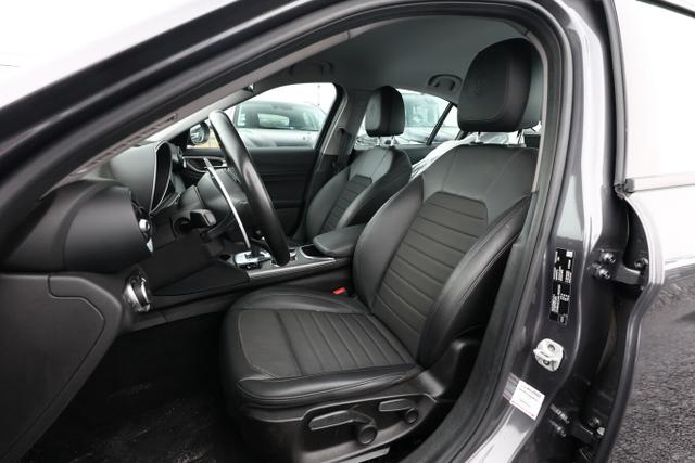 Alfa Romeo Giulia Sprint 2.2 Turbo 160 AT8 Nav Kam Keyless 