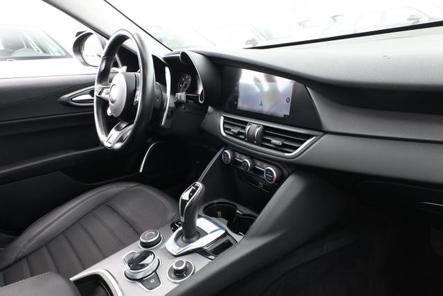 Alfa Romeo Giulia Sprint 2.2 Turbo 160 AT8 Nav Kam Keyless 