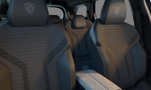 Peugeot 5008 GT 73kWh AWD 22kW-OBC Pano 360&deg; Alarm RCTA 