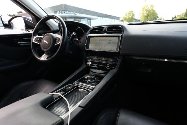 Jaguar F-Pace Prestige 20d Leder LED Nav SHZ PDC LM19Z 