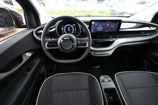 500e 42kWh Klimaaut. Nav PDC Kam CarPlay KeylGo 