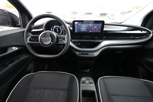 500e 42kWh Klimaaut. Nav PDC Kam CarPlay KeylGo 