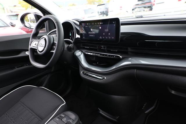 500e 42kWh Klimaaut. Nav PDC Kam CarPlay KeylGo 
