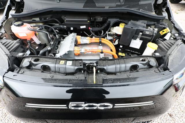 500e 42kWh Klimaaut. Nav PDC Kam CarPlay KeylGo 