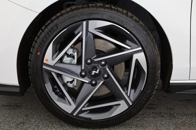 Hyundai i30 N Line 1.5 T-GDI DCT Fastback N-LINE, Navi, 18-Zoll, Kamera, LED, Winter 