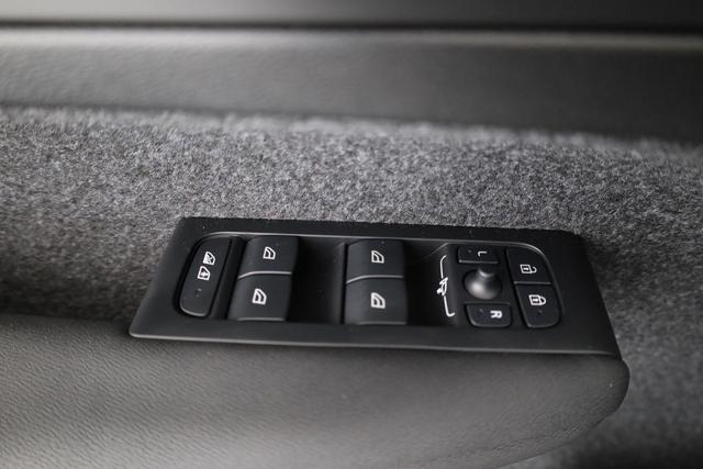 Volvo XC40 Core 2WD B3 Mild-Hybrid Core, Navi, Thors Hammer, Winter, Kamera, el. Klappe 