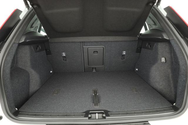 Volvo XC40 Core 2WD B3 Mild-Hybrid Core, Navi, Thors Hammer, Winter, Kamera, el. Klappe 