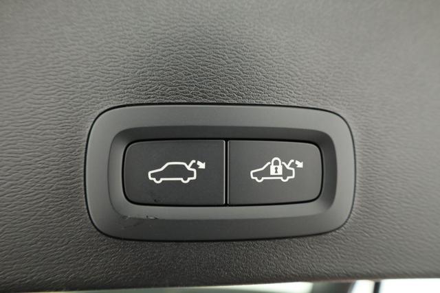 Volvo XC40 Core 2WD B3 Mild-Hybrid Core, Navi, Thors Hammer, Winter, Kamera, el. Klappe 
