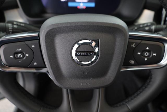 Volvo XC40 Core 2WD B3 Mild-Hybrid Core, AHK, Navi, Thors Hammer, Winter, Kamera, el. Klappe 