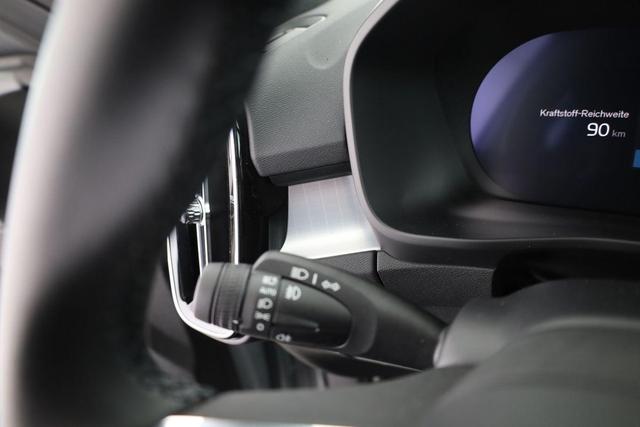 Volvo XC40 Core 2WD B3 Mild-Hybrid Core, AHK, Navi, Thors Hammer, Winter, Kamera, el. Klappe 