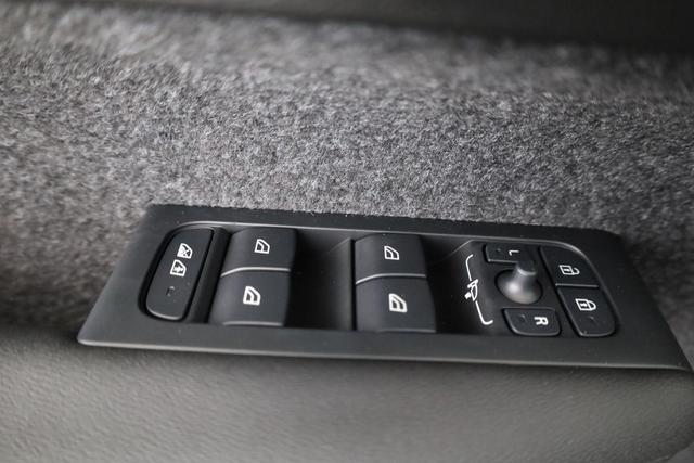 Volvo XC40 Core 2WD B3 Mild-Hybrid Core, AHK, Navi, Thors Hammer, Winter, Kamera, el. Klappe 