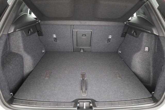 Volvo XC40 Core 2WD B3 Mild-Hybrid Core, AHK, Navi, Thors Hammer, Winter, Kamera, el. Klappe 