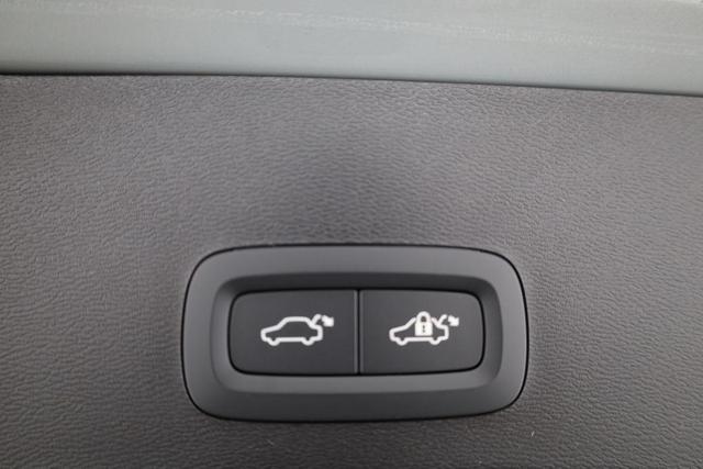 Volvo XC40 Core 2WD B3 Mild-Hybrid Core, AHK, Navi, Thors Hammer, Winter, Kamera, el. Klappe 