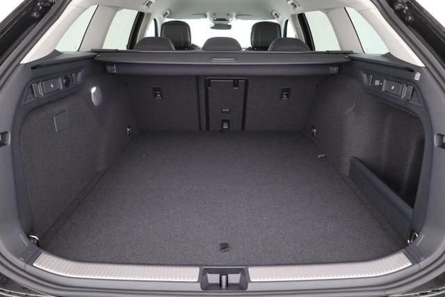 Skoda Superb Combi 1.5 TSI iV 150kW Selection DSG Selection, AHK, Matrix, Side, el. Klappe, Navi 